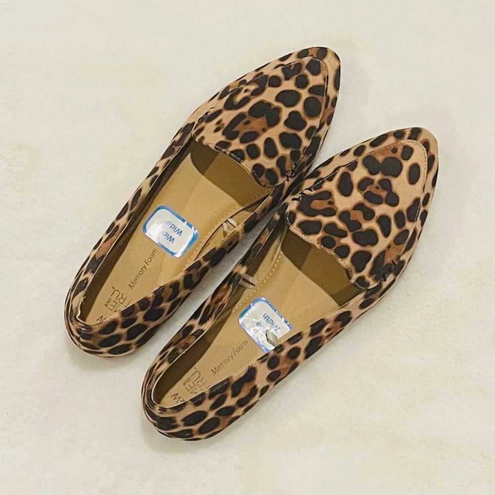 Super Cute Leopard Print Flats Size 8.5 Wide Width 💗